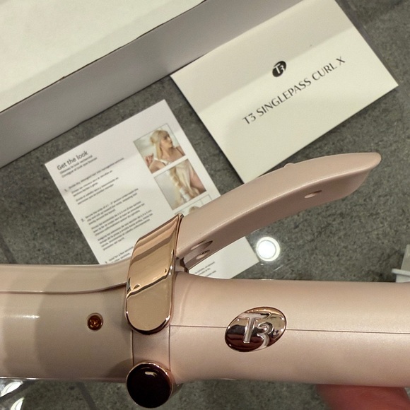 New T3 SinglePass Curl, Extra-Long Barrel Curling Iron with Ceramic Barrel - Picture 8 of 16